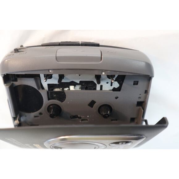 Aiwa HS-GS252 Cassette Walkman Portable Tape Player with Ear Guard - Picture 4 of 7